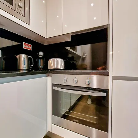 דירה Urban Oasis- Terrace And Space For 4 *